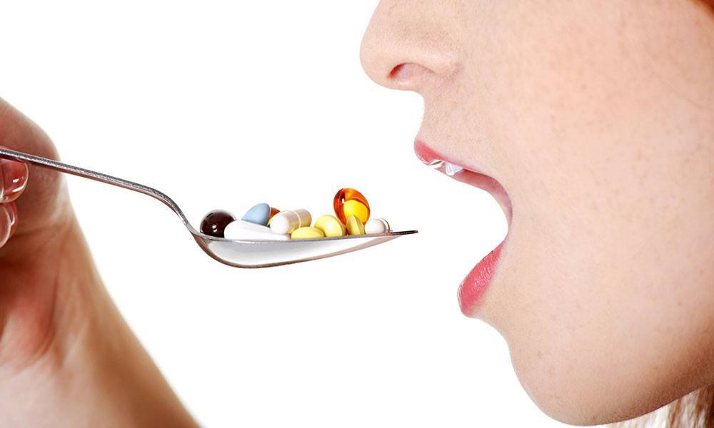 woman-multivitamins-mouth-387033.jpg